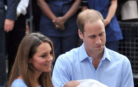 Den po porodu George opouštěla Kate nemocnici s viditelným bříškem...