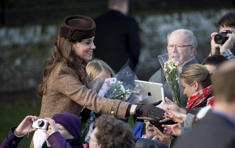 I přes kritiku některých je Kate Middleton v Británii nesmírně populární i za svůj lidský přístup.