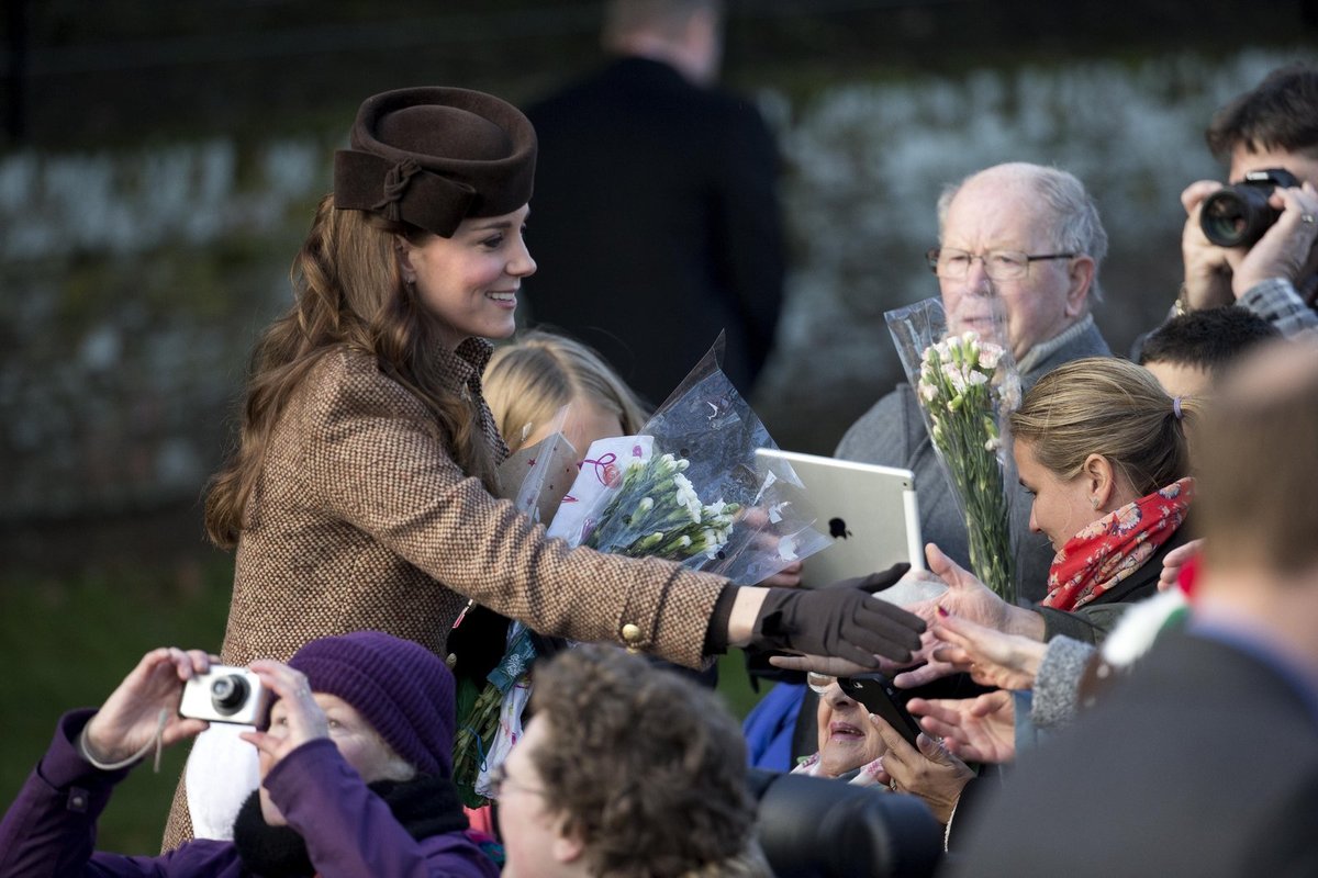 I přes kritiku některých je Kate Middleton v Británii nesmírně populární i za svůj lidský přístup.