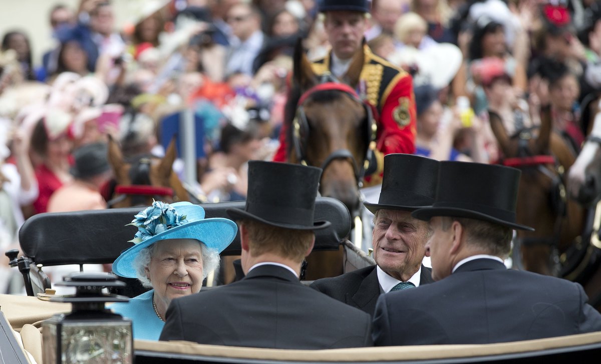 Královna Elizabeth II. v kočáře se svým manželem, princem Philipem.