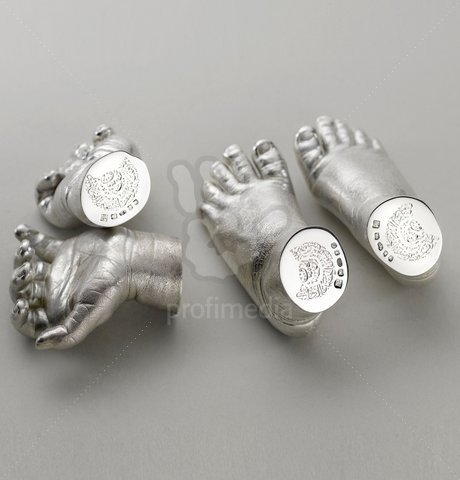 Dary z lásky Teta malého prince Pippa Middleton (30) mu darovala stříbrné nožičky a ručičky v hodnotě přes 230 tisíc korun!