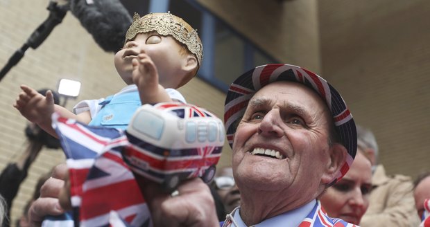 Britové se pustili do oslav nového královského potomka.