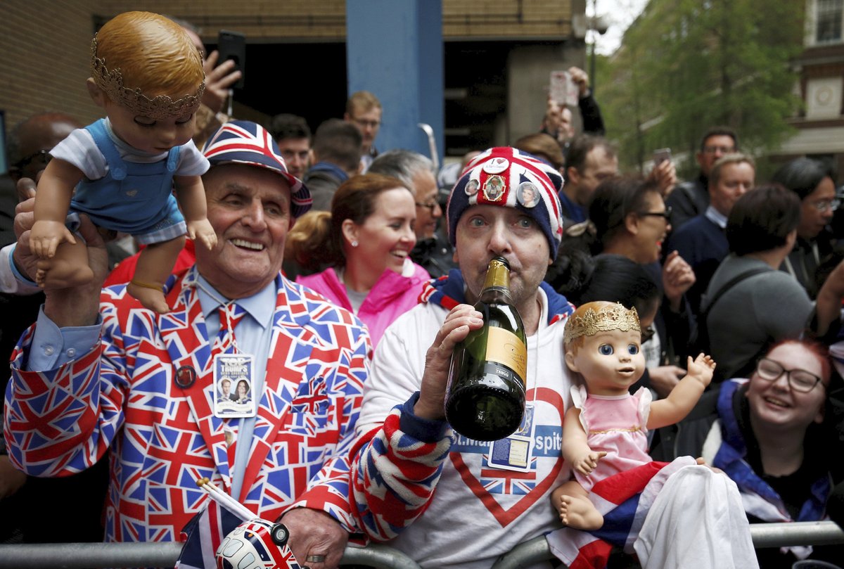 Britové slaví královského potomka. Kate porodila kluka.