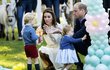 Princ William a Kate Middleton s dětmi.