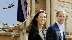 Kate a William odletěli z Buckinghamského paláce helikoptérou. Líbánky ale odložili