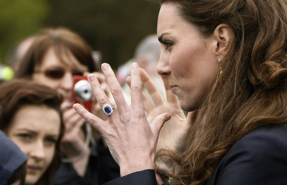 Kate Middleton se zásnubním prstenem Lady Di
