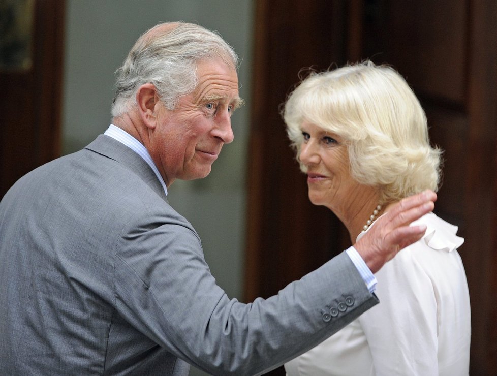 Prince Charles (64) a jeho choť Camilla (65) se přišli podívat na vnuka.