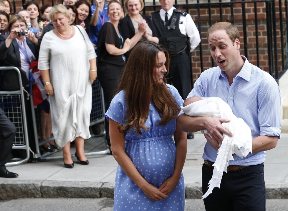 William a Kate si domů odnáší prince George.