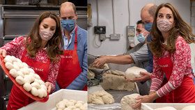 Kate Middletonová a princ William navštívili pekárnu na Brick Lane a vyzkoušeli si práci pekaře.