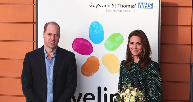 Kate a William navštívili dětskou nemocnici v Londýně.