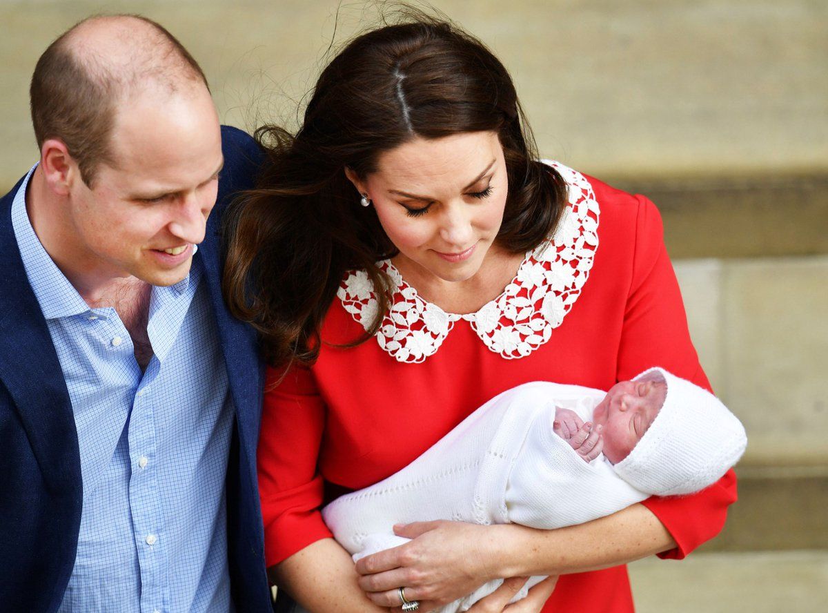 Vévodkyně Kate a princ William poprvé ukázali jejich třetího potomka, novorozeného prince.