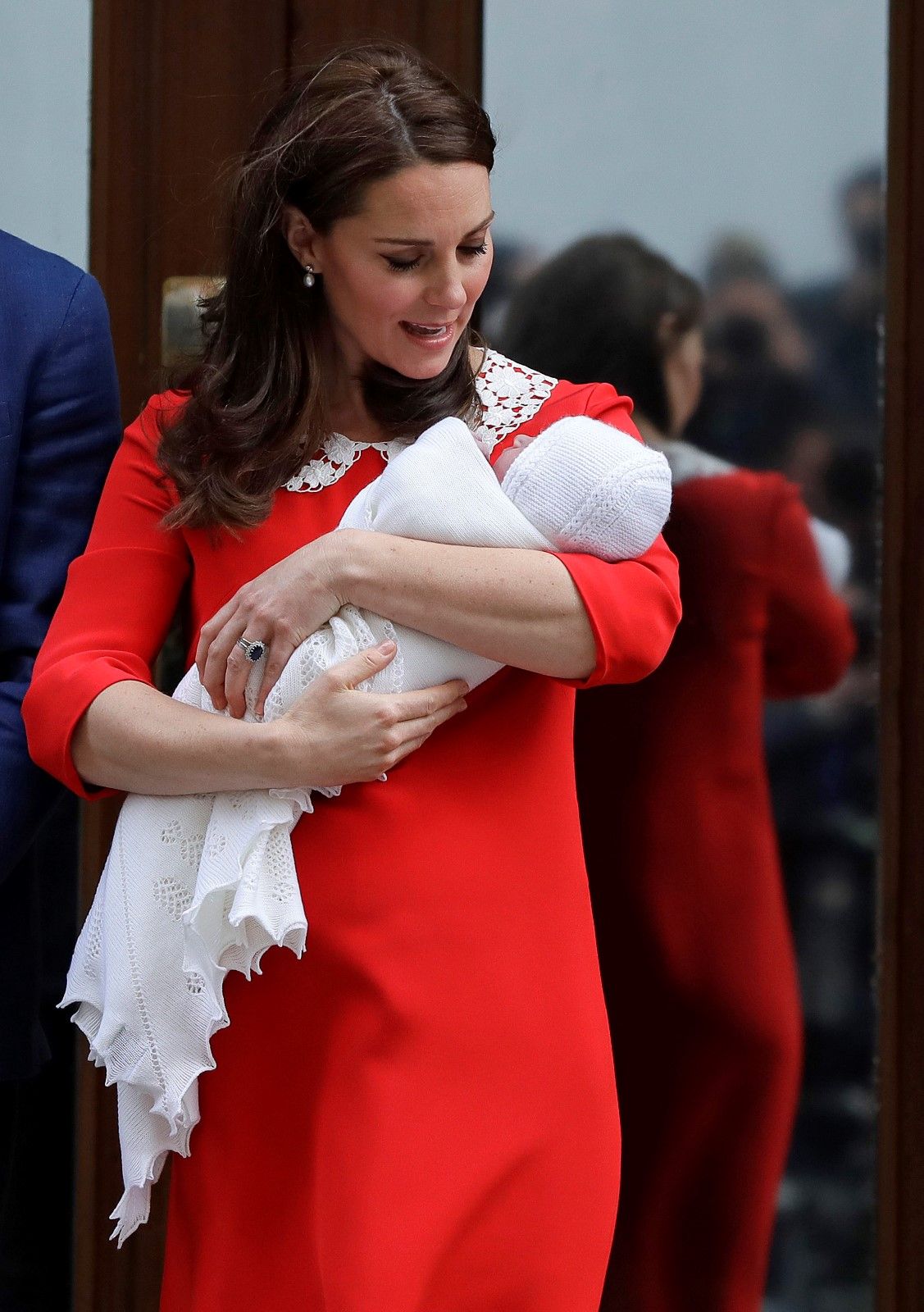 Vévodkyně Kate a princ William poprvé ukázali jejich třetího potomka, novorozeného prince.