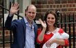 Vévodkyně Kate a princ William poprvé ukázali jejich třetího potomka, novorozeného prince.