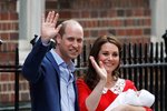 Vévodkyně Kate a princ William poprvé ukázali jejich třetího potomka, novorozeného prince.