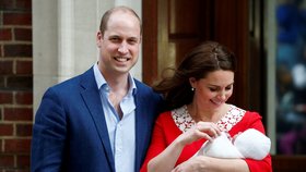 Vévodkyně Kate a princ William poprvé ukázali jejich třetího potomka, novorozeného prince.
