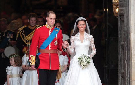 Princ William si odvádí z Westminsterského opatství svou manželku Kate.