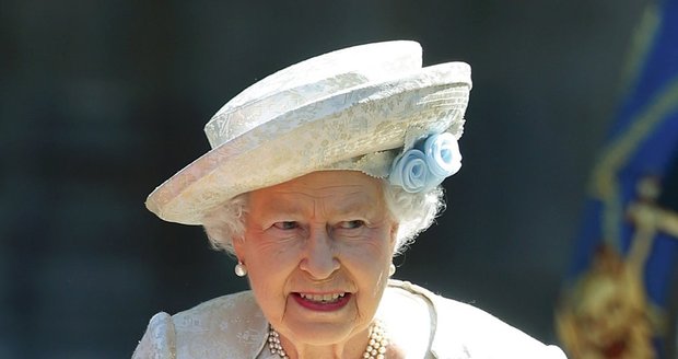 Královna Alžběta II. při příjezdu do Westminsterského paláce.
