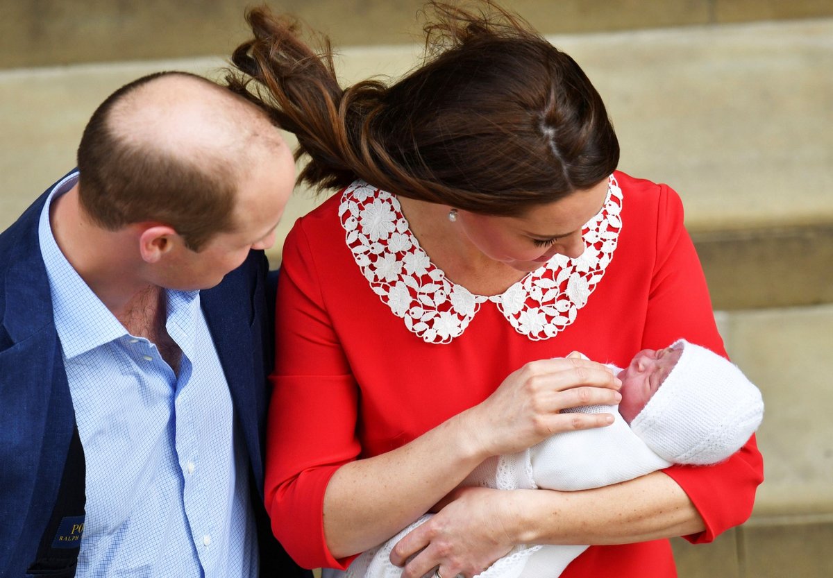 Vévodkyně Kate a princ William poprvé ukázali jejich třetího potomka, novorozeného prince.