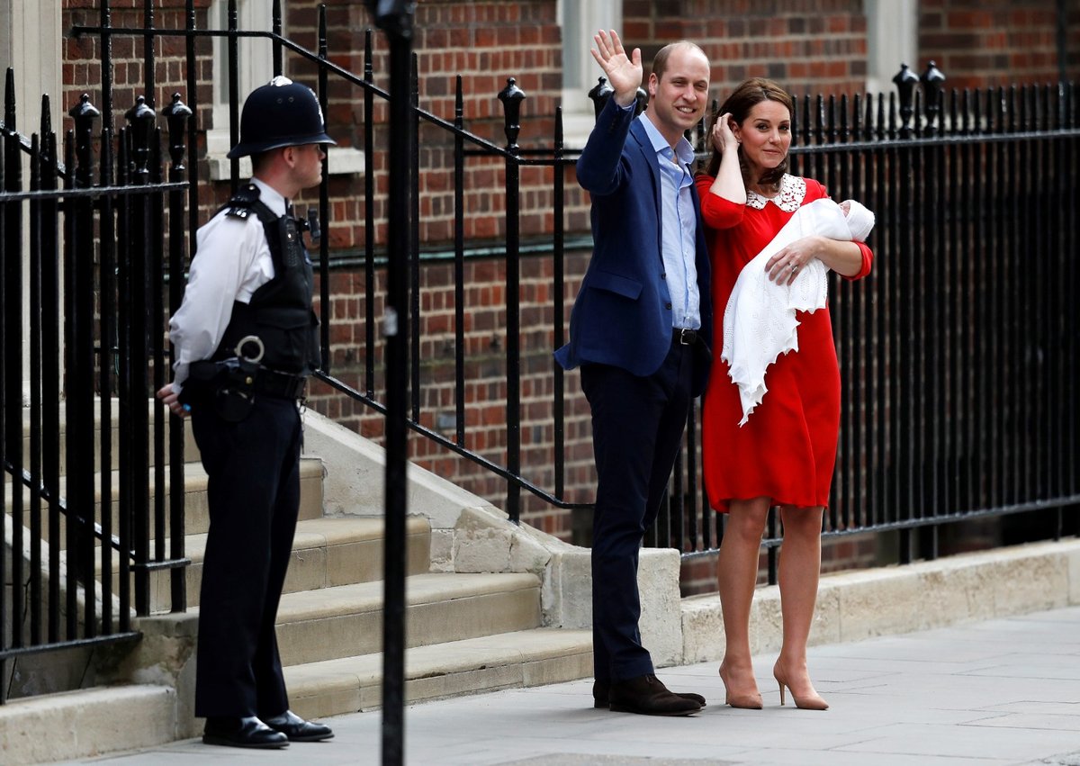 Vévodkyně Kate a princ William poprvé ukázali jejich třetího potomka, novorozeného prince.