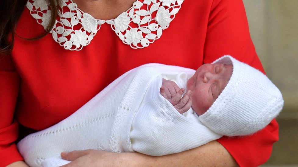 Vévodkyně Kate a princ William poprvé ukázali  třetího potomka, novorozeného prince.