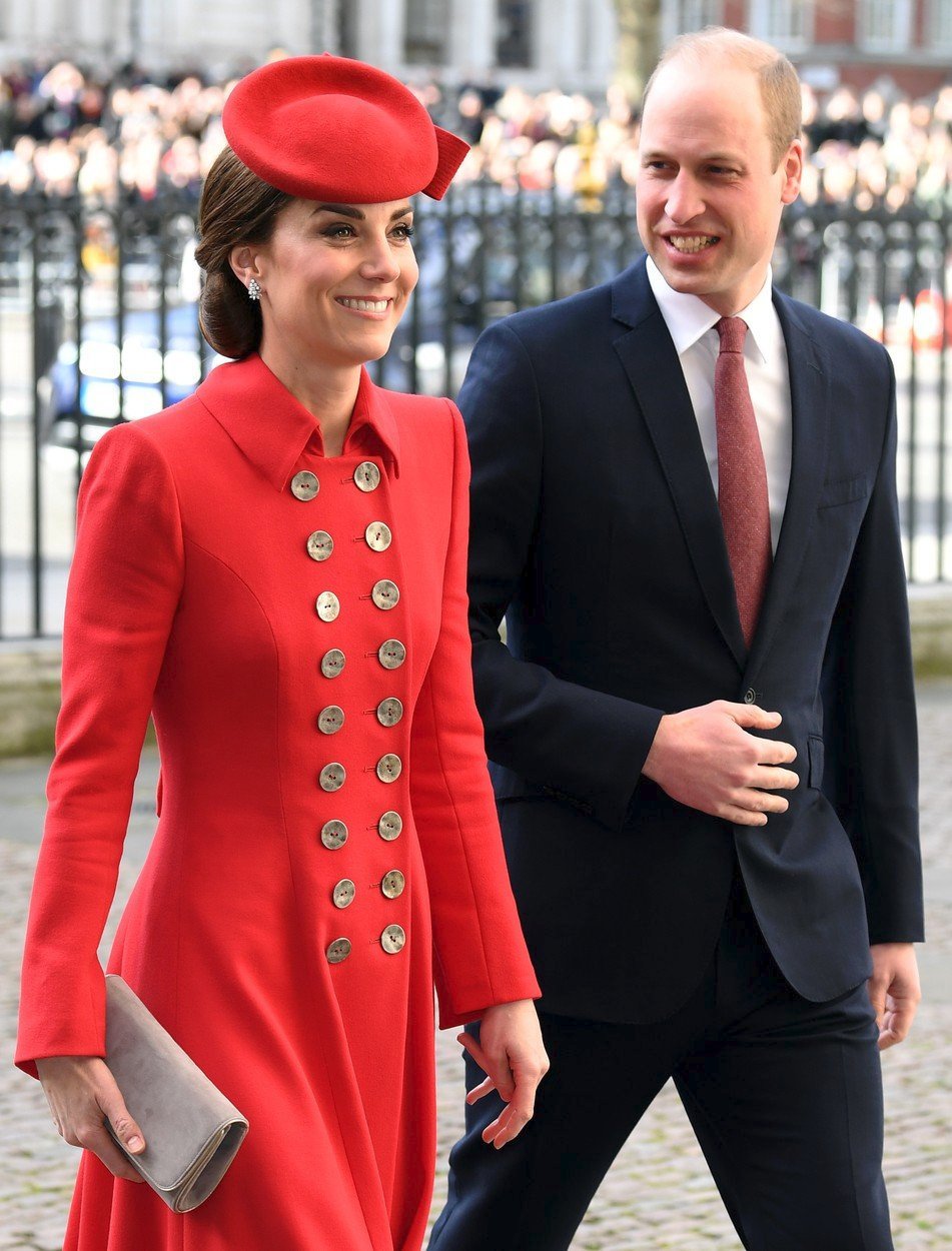 Kate Middleton a princ William přicházejí do Westminsteru.