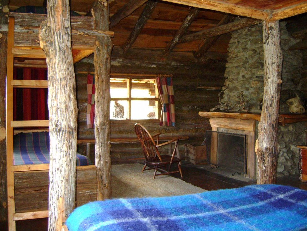 Pokoj v domku v Keni, kde byl pár v říjnu na dovolené