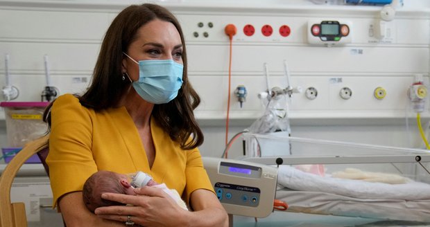 Princezna Catherine ve žlutém na návštěvě nemocnice