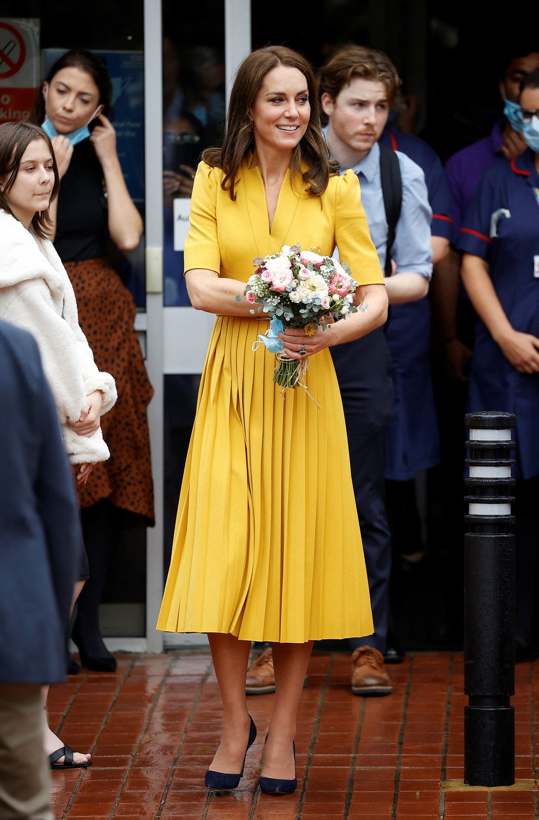 Princezna Catherine ve žlutém na návštěvě nemocnice