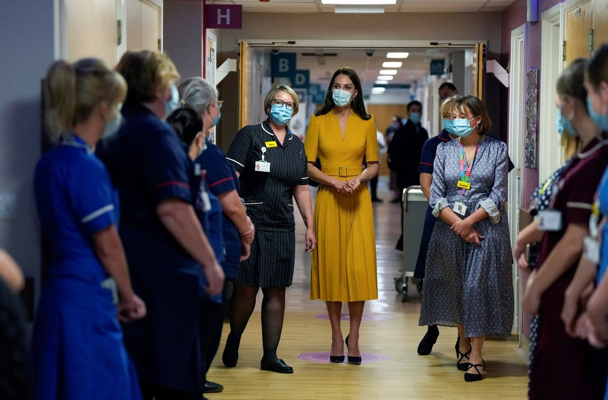 Princezna Catherine ve žlutém na návštěvě nemocnice