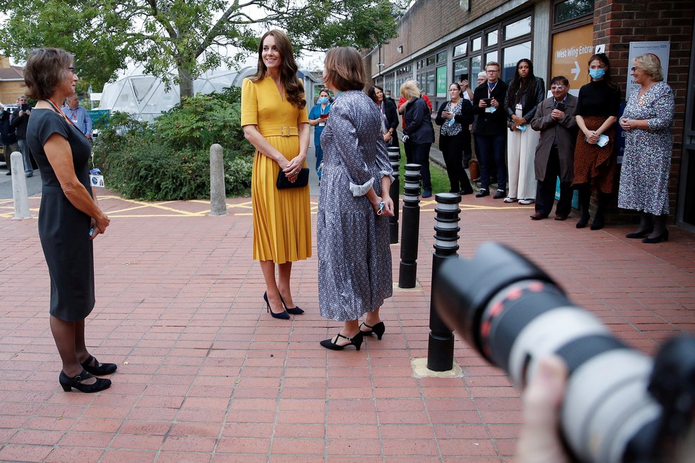 Princezna Catherine ve žlutém na návštěvě nemocnice