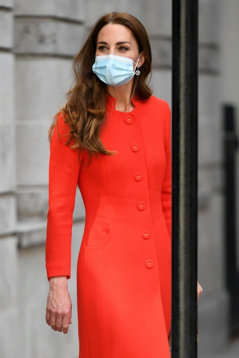 Kate v kabátě Eponine London v roce 2021