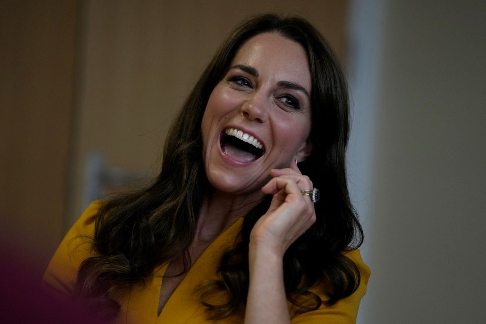 Kate Middletonová během návštěvy porodního oddělení v nemocnici Royal Surrey County Hospital