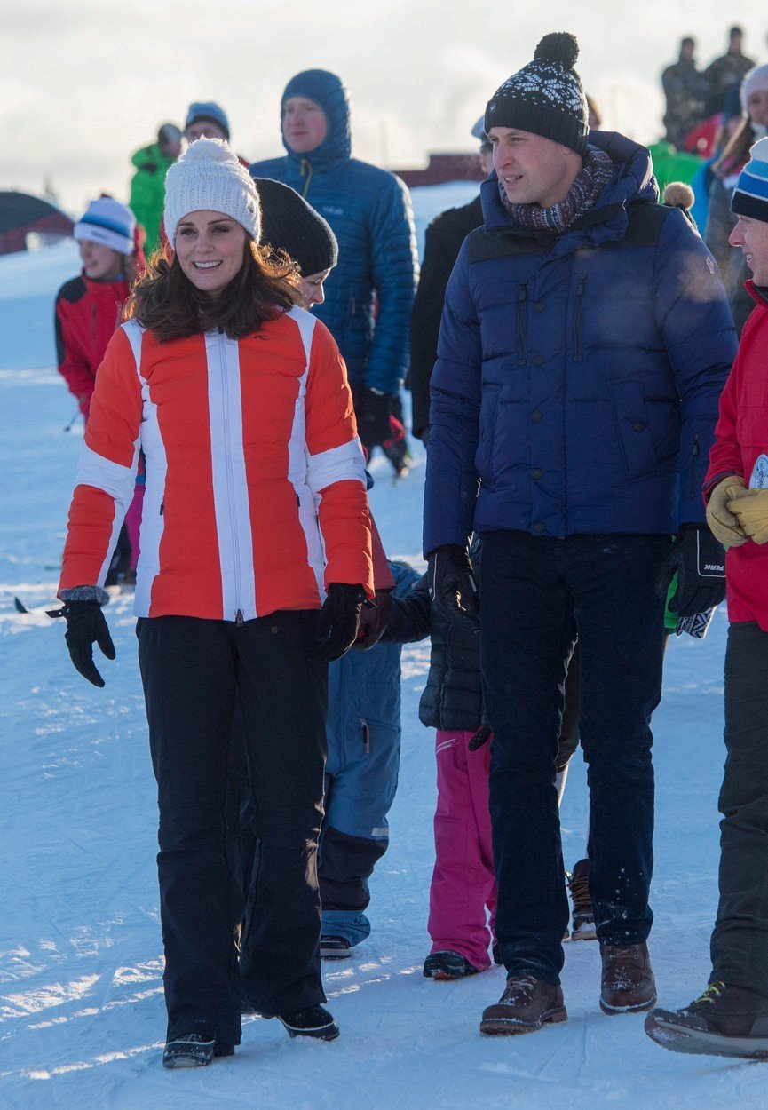 Národní lyžařské centrum Holmenkollen a Katin sportovní outfit, kterému dominovala péřová bunda norské značky Kjus.