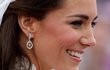 Na svatbu si Kate vypůjčila od královny Alžběty tuto nádhernou Cartier korunku, která byla původně vyrobena už v roce 1936 pro královnu matku. Vévodkyně ji doplnila náušnicemi značky Robinson Pelham (2011)