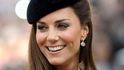 K oblíbeným klenotnictvím Kate a královské rodiny patří také Kiki McDonough, odkud pocházejí tyto náušnice s ametystem (2012)