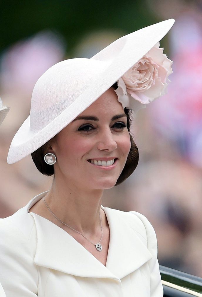 Oversize perlové náušnice z klenotnictví Mappin & Webb skvěle doplnily fascinátor značky Philip Treacy, který Kate oblékla u příležitosti Trooping the Colour (narozenin Jejího veličenstva) v roce 2016