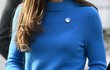 Vévodkyně Kate vyjádřila podporu Ukrajině v luxusním modrém svetříku. Vévodkyně Kate vyjádřila podporu Ukrajině v luxusním modrém svetříku.