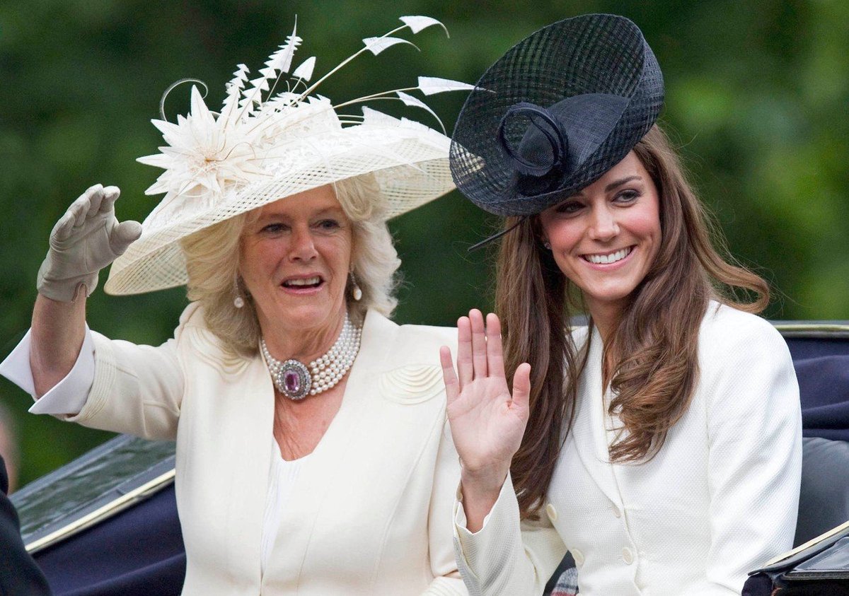 2011: První rok, kdy se Kate zúčastnila Trooping the Colour. Na sobě měla kostýmek Alexander McQueen a klobouk od Sylvie Fletcher pro Lock Co.