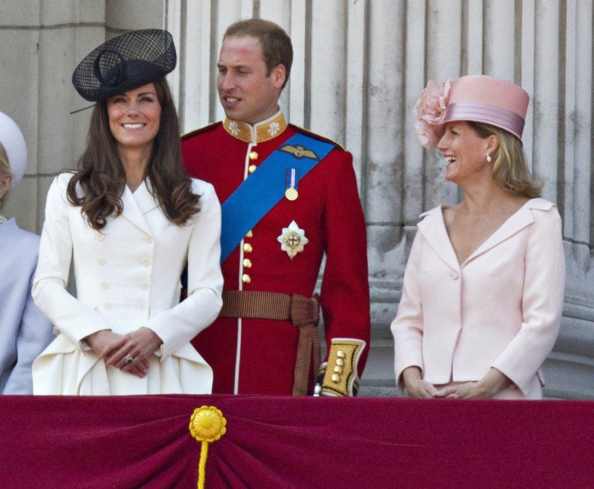 2011: Vévodkyně Kate s princem Williamem na balkóně ještě jako novomanželé