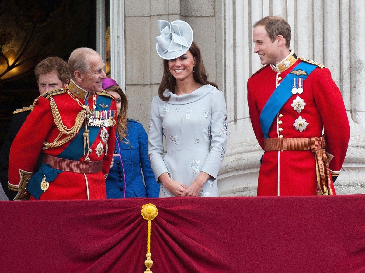 2012: Vévodkyně Kate s princem Philipem a princem Williamem. Princ Philip se letos již oslav nezúčastnil