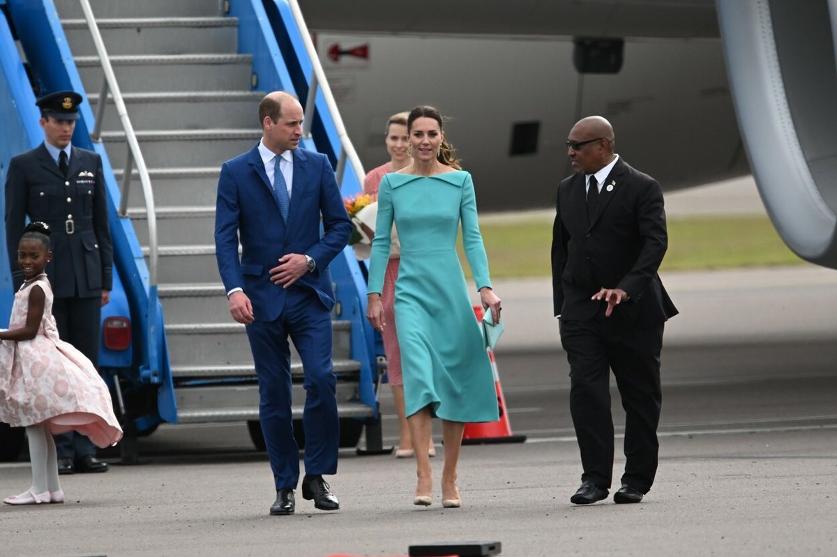 Vévodkyni Kate během více než týdenní cesty na Jamajku, Bahamy a Belize doprovázel šatník, ze kterého sálala radostná euforie. 