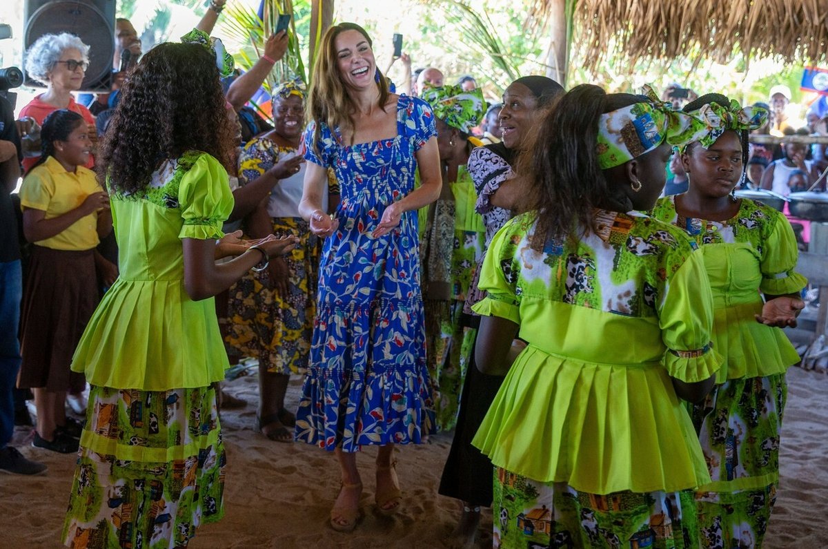 Vévodkyni Kate během více než týdenní cesty na Jamajku, Bahamy a Belize doprovázel šatník, ze kterého sálala radostná euforie.