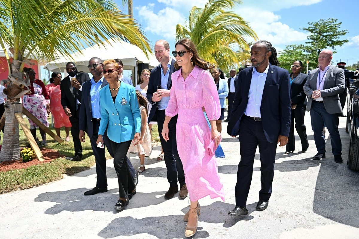 Vévodkyni Kate během více než týdenní cesty na Jamajku, Bahamy a Belize doprovázel šatník, ze kterého sálala radostná euforie. Vystřídala snad všechny zásadní odstíny barevného spektra – od růžové, zelené, modré, až po zářivou žlutou či atypickou tropickou oranžovou. 