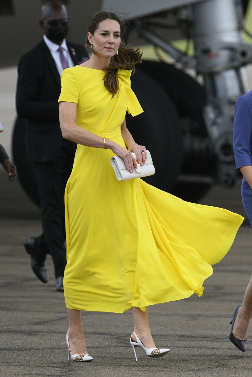 Vévodkyni Kate během více než týdenní cesty na Jamajku, Bahamy a Belize doprovázel šatník, ze kterého sálala radostná euforie.