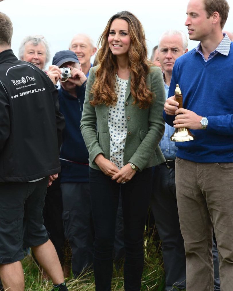 Tuto halenku ze Zary, která vyšla asi na 1200 Kč, měla na sobě krátce po narození prince George a na výletě ve Švýcarsku.