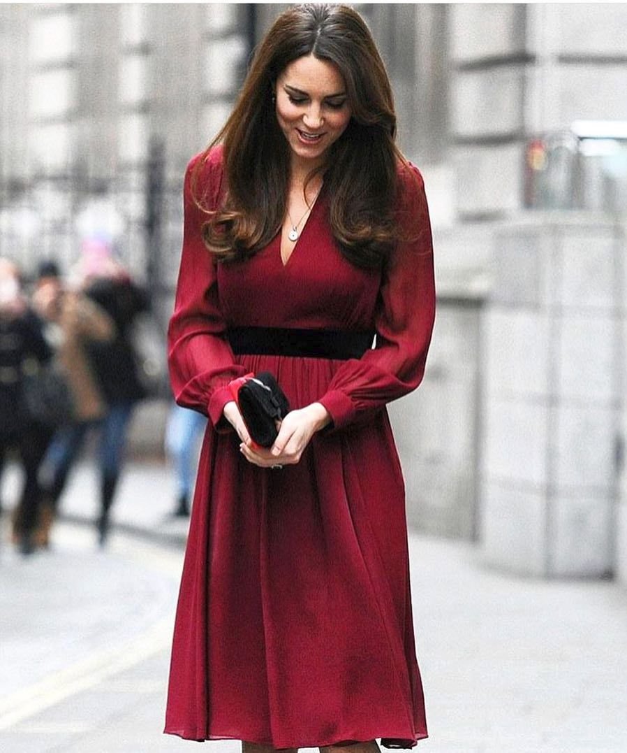 Při odhalení svého prvního portrétu zvolila Kate červené šaty s hlubokým výstřihem značky Whistles, které vyšly na 2700 Kč. Později je oblékla také při návštěvě Kodaně.