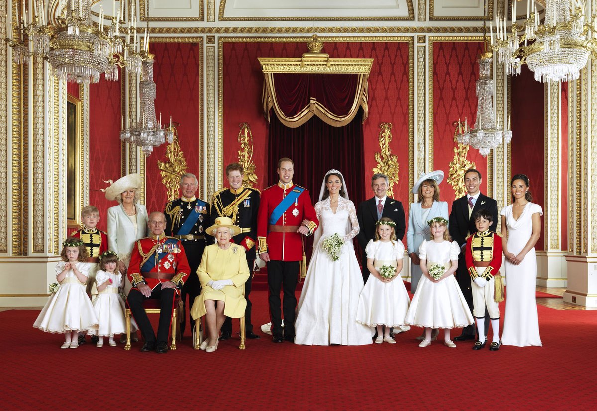 Jeden snímek do historie, než svlečou slavnostní šaty a uniformy. Rodiny ženicha a nevěsty v Buckinghamu.
