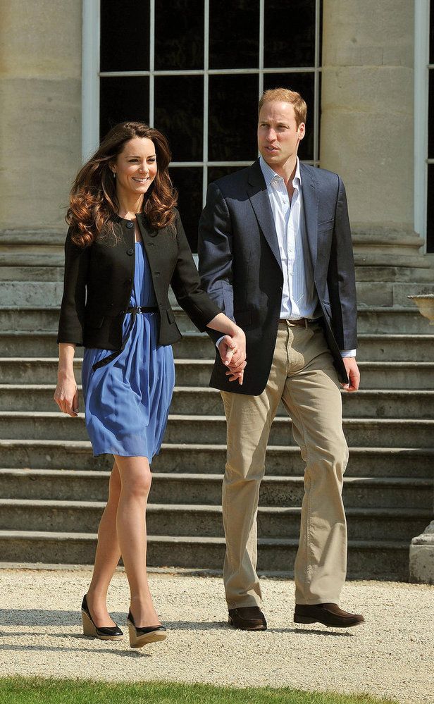 William a Kate odcházejí z paláce.