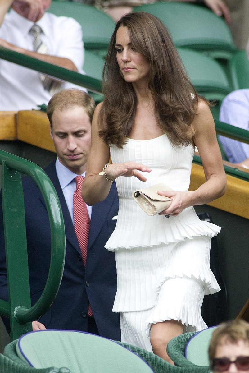 Kate měla na sobě krásné bílé šaty. Na Wimbledon jak jinak než v bílém...