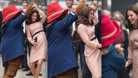 Těhotná Kate Middleton se rozjuchala na stanici metra s maskotem v životní velikosti.